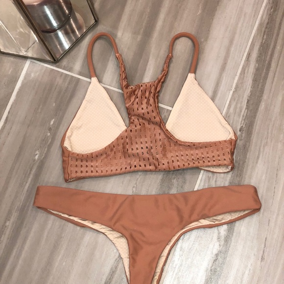 Acacia set in topless - Picture 2 of 6